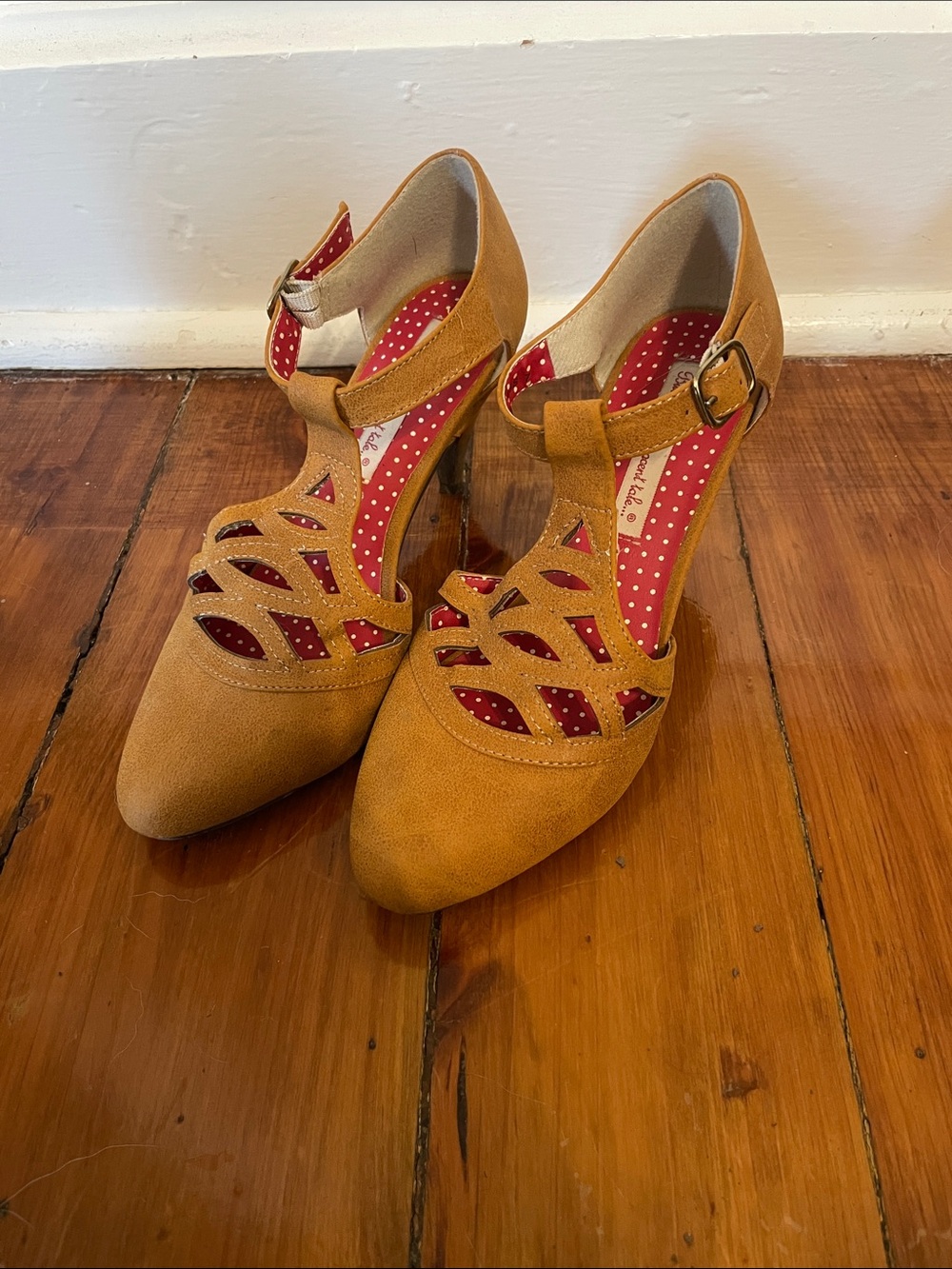 BAIT 1940’s Style Heels in Tan Suede